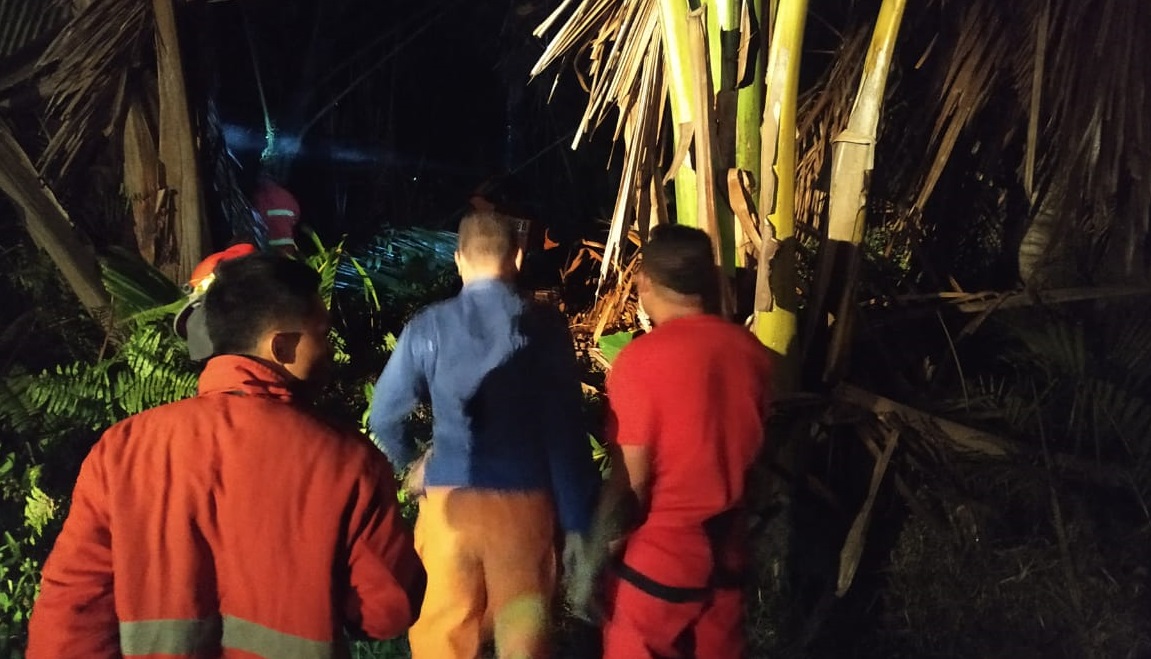 Petugas Pemadam Kebakaran memadamkan sisa api
