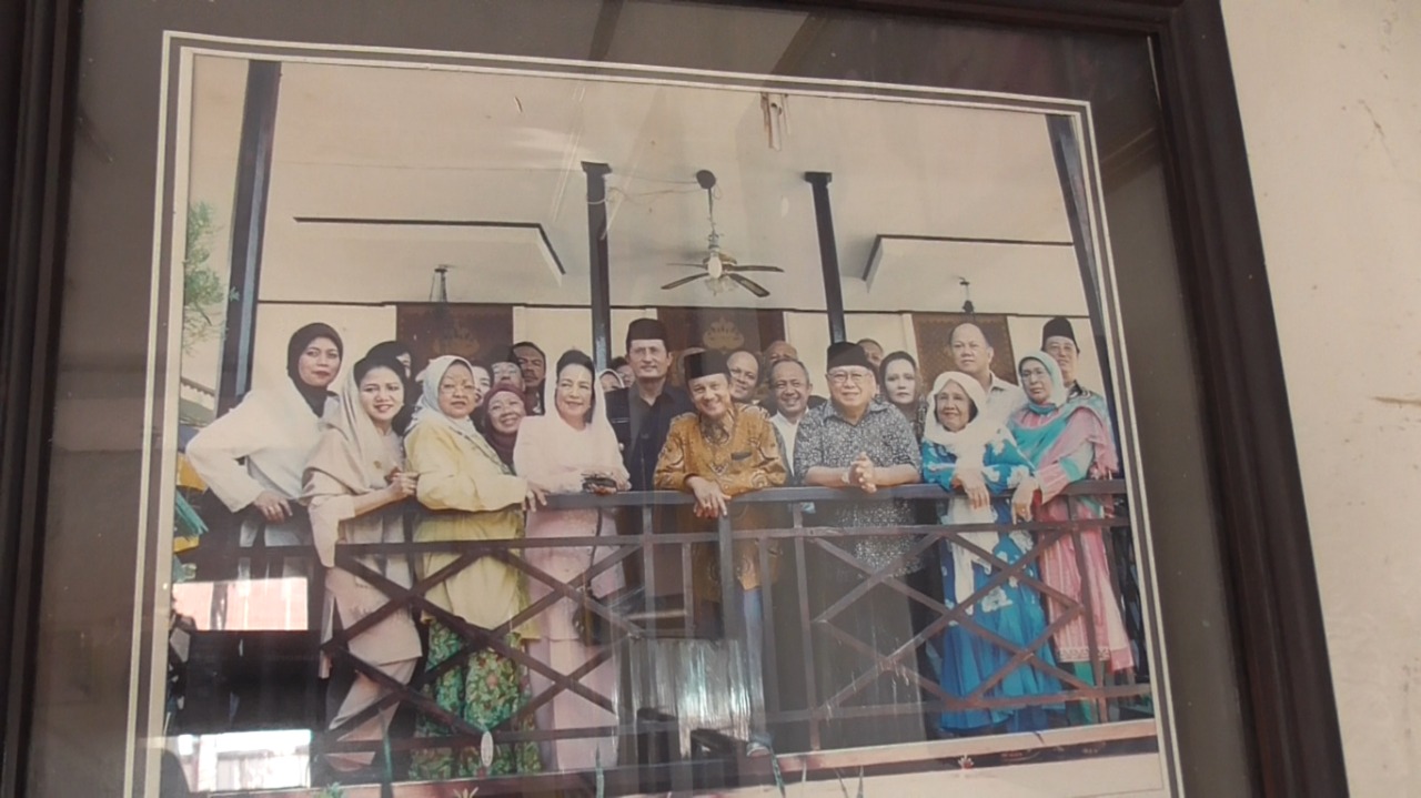 Foto BJ Habibie Bersama Keluarga di Gorontalo.