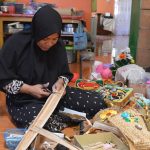 ibu di bone bolango buat kerajinan tangan dari limbah