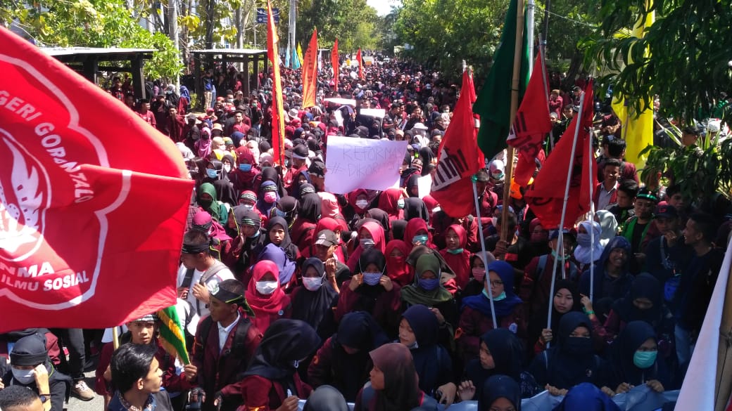 ribuan mahasiswa dan masyrakat Gorontalo lakukan aksi tolak RUU KPK dan RUU KUHP