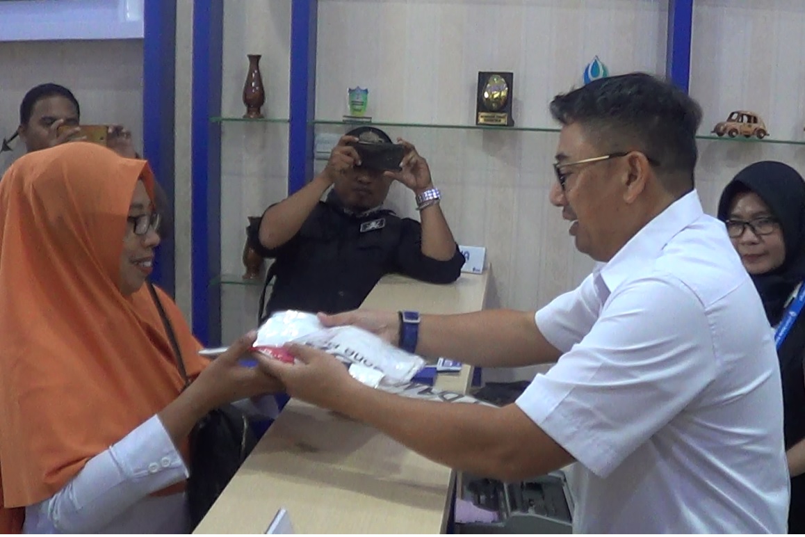Ini Alasan Bupati Bonebol Jadi Kasir di PDAM