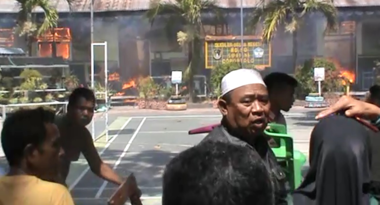 SDN 90 Sipatana, Kota Gorontalo terbakar.