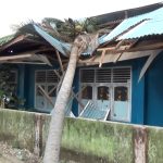 Tertimpa Pohon, Sebuah Rumah dan Bangunan Sekolah di Kabila Bone Rusak Parah.