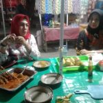 Ketua PKK nikmati sajian nasi bulu.