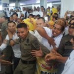 Ribuan Tenaga Honorer sambut Gubernur Rusli Habibie di Bandara Djalaludin.