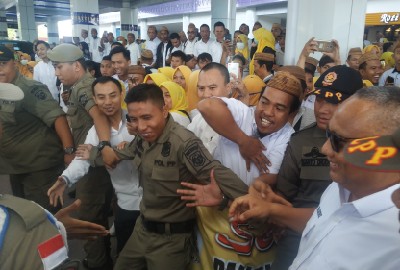 Ribuan Tenaga Honorer sambut Gubernur Rusli Habibie di Bandara Djalaludin.