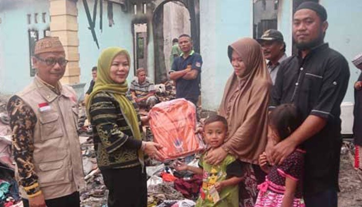 Peduli Korban Kebakaran di Bongomeme, Idah Syahidah Ikut Serahkan Bantuan