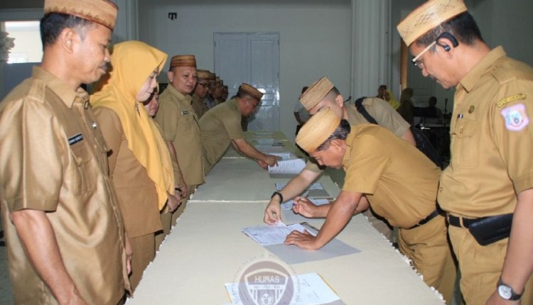 Sekdaprov Mengahadiri Penandatanganan Perjanjian Kinerja Dan Pakta Integritas 12 OPD Pemprov Gorontalo