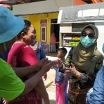 Adanya Covid- 19, Fory Bagi-Bagi Sembako Pada Warga Terdekat