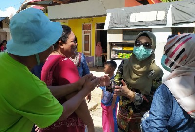 Adanya Covid- 19, Fory Bagi-Bagi Sembako Pada Warga Terdekat