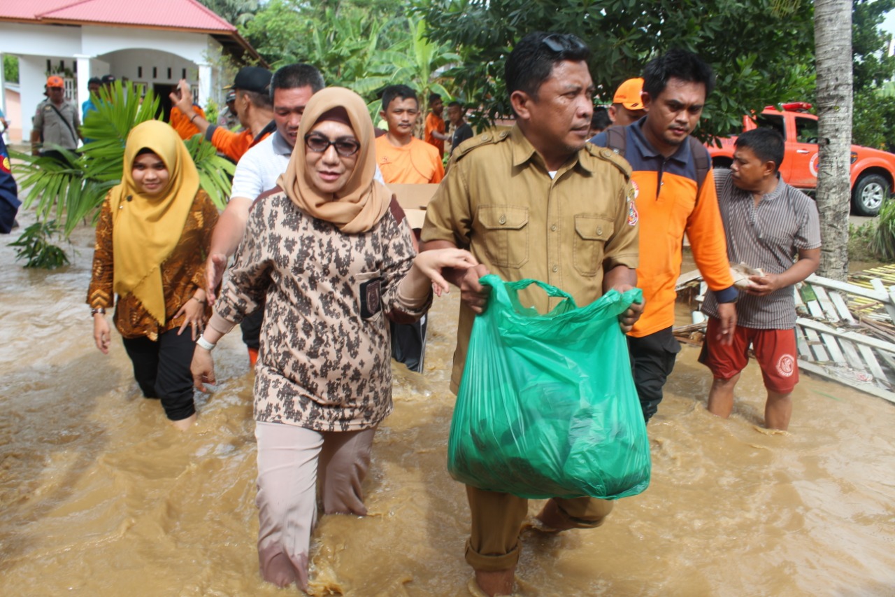Bantuan untuk korban banjir di kabupaten Gorontalo.