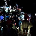 Ikan melimpah, ratusan warga Bone Bolango berebutan ikan di pantai.