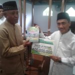 Nelson Serahkan Bantuan Hibah 100 Juta Ke Masjid Kecamatan Pulubala