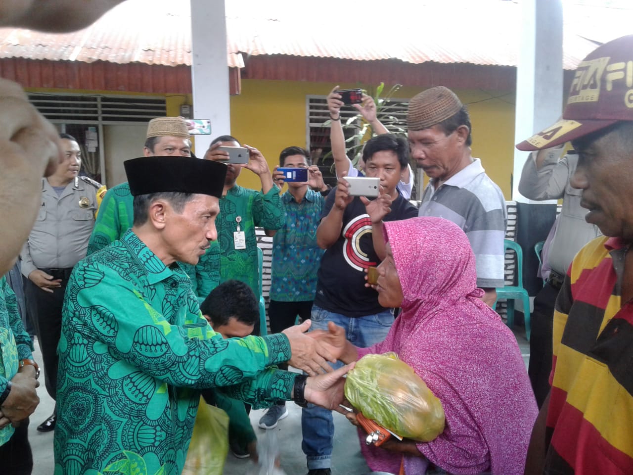 Nelson serahkan bantuan