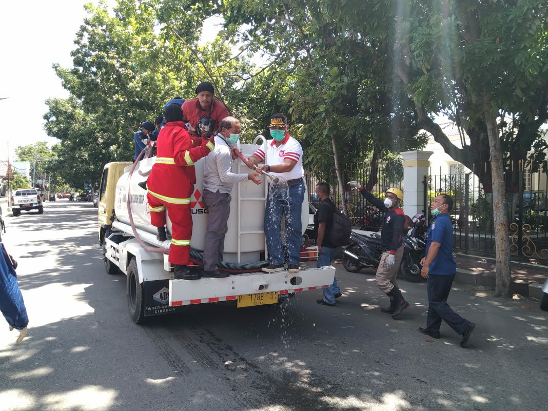 Gubernur Gorontalo Turun Langsung Lakukan Penyemprotan Disinfektan di Pasar Sentral dan Sejumlah Jalan Utama Kota Gorontalo
