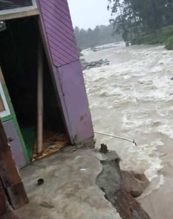 Rumah akan roboh akibat abrasi sungai.