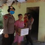 Satbrimob Polda Gorontalo Bagi Sembako Kepada Masyrakat Kecil yang Terdampak Covid-19