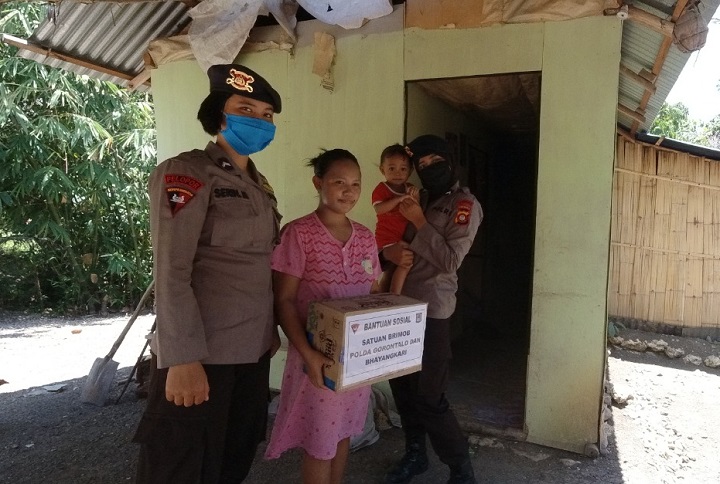 Peduli Masyarakat yang Terdampak Covid-19, Nou Ilato Brimob Gorontalo Gelar Baksos