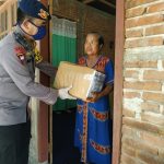 Satbrimob Polda Gorontalo Bagi Sembako Kepada Masyrakat Kecil yang Terdampak Covid-19