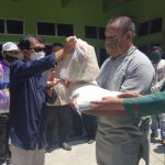 Bupati Nelson Pomalingo serahkan bantuan