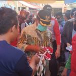 Bupati Darwis Bagi-Bagi Masker ke-Pengunjung dan Pedagang Pasar Minggu