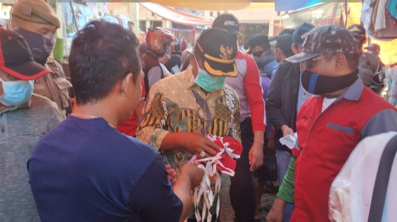 Bupati Darwis Bagi-Bagi Masker ke-Pengunjung dan Pedagang Pasar Minggu