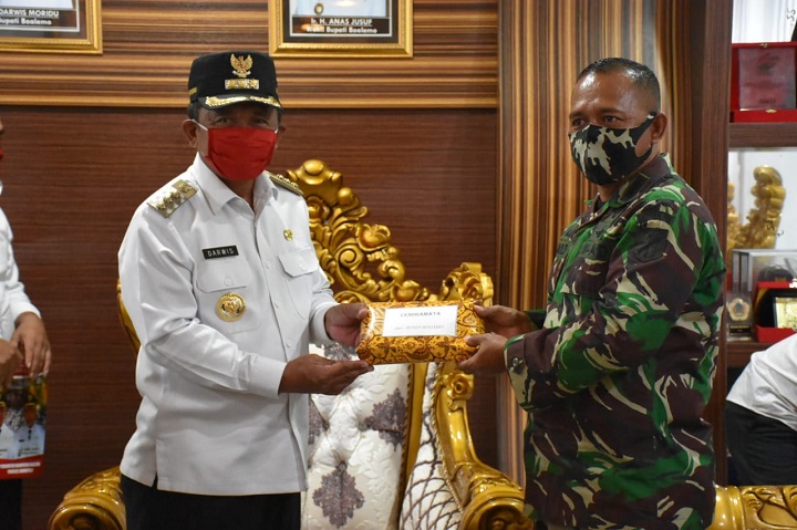 Bupati Darwis Bahas Penanganan Covid-19 Bersama Danrem 133/NWB
