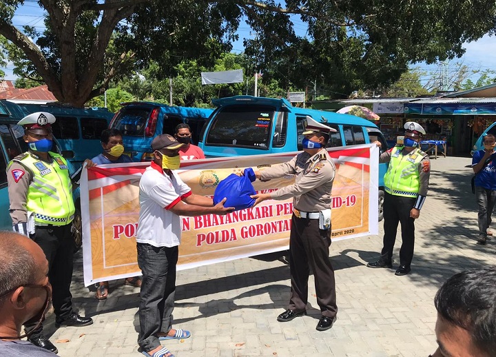 Dirlantas Polda Gorontalo Bagi sembako-dulohupa.id-
