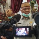 Gubernur Gorontalo Rusli Habibie saat diwawancarai