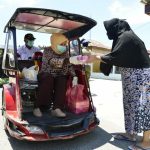 Gubernur Gorontalo naik bentor bersama istri bagikan makanan