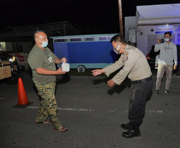 Gubernur Gorontalo Turun Langsung Bagikan Makanan Kepada Petugas Pengamanan di Jalan