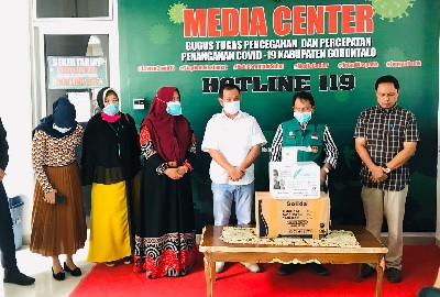 Nelson Serahkan Masker Dan Sarung Tangan Kepada IDI Kabgor