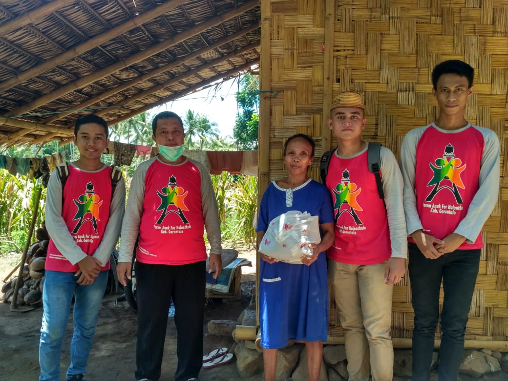 Dinas P3A Bagikan 83 Paket Sembako Kepada Warga Miskin di Dungaliyo