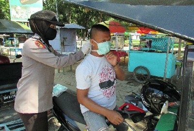 Peringati Hari Kartini, Puluhan Polwan Polres Gorontalo Bagi Masker Kepada Warga