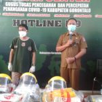 Bupati Gorontalo Nelson Pomalingo saat menyerahkan secara simbolish 42 APD untuk seluruh Puskesmas di KKsbgo.