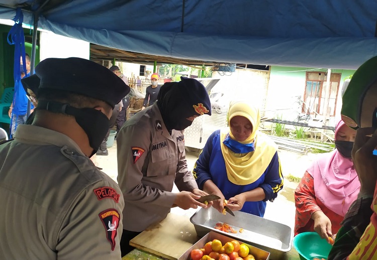 Buka Dapur Umum, Polda-Pemprov Gorobtalo Bagikan 300 Dos Makanan Kepada Warga Kayubulan