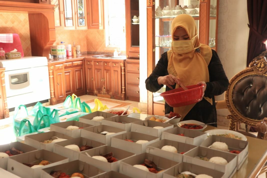 Terus Lakukan Gotong Royong Kali ini Idah Bagikan Makanan