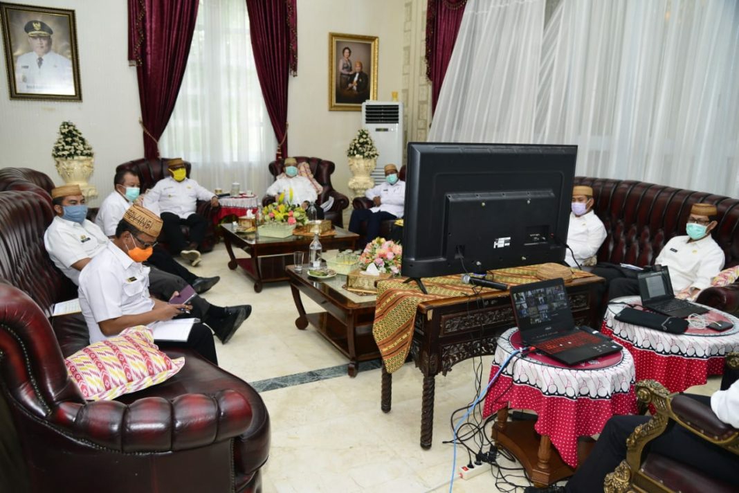 Pimpin Rapat Via Vicon, Gubernur Bahas Percepatan Penanganan Covid