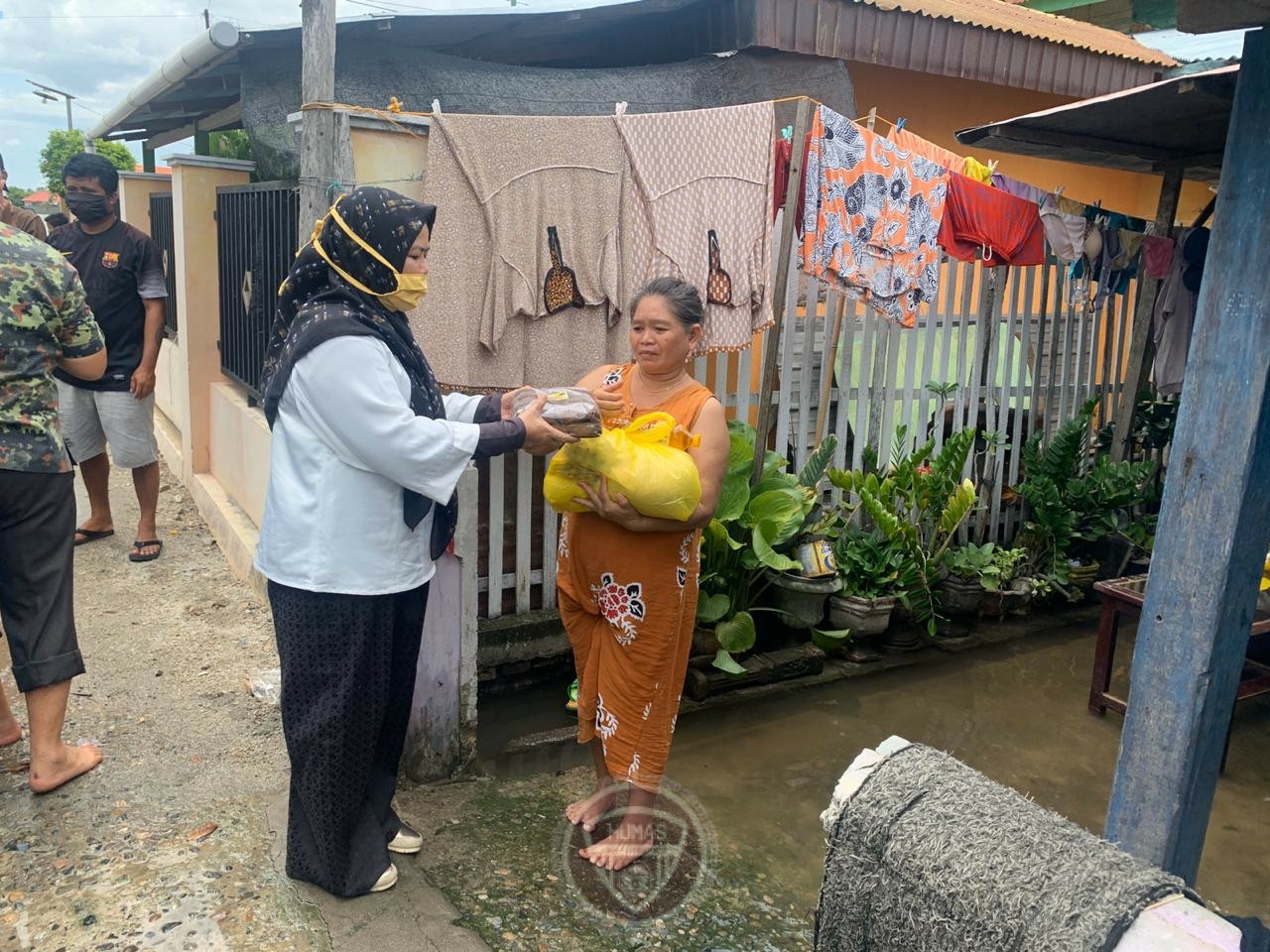 Ketua TP PKK Provinsi Gorontalo Bantu Korban Banjir Moodu