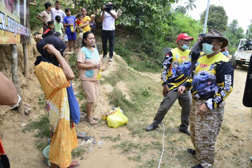 Sisir Pelosok Dulamayo, Gubernur Gorontalo Bagikan Sembako Gratis