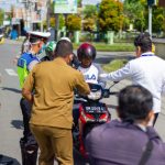 bupati-bagi masker-corona -dulohupa.id
