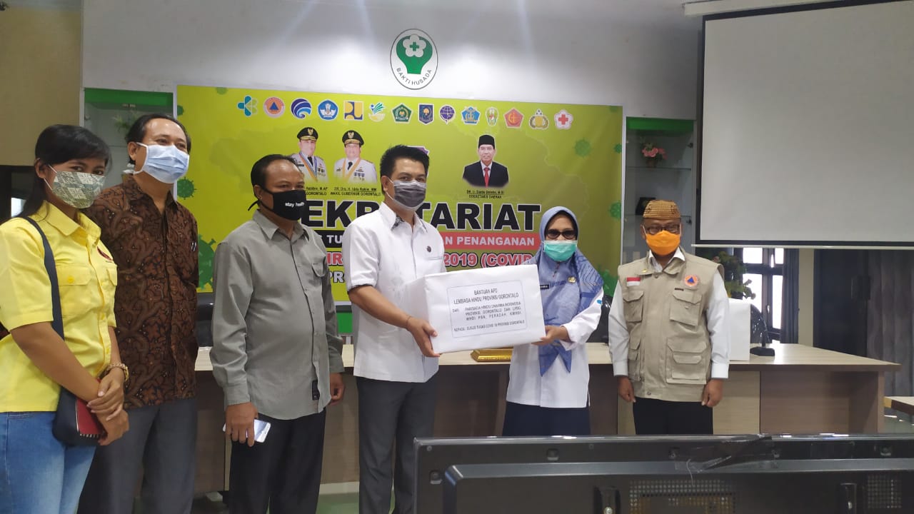 Parisada Hindu Dharma Indonesia Gorontalo Berikan Bantuan APD kepada Gugus Tugas Covid-19
