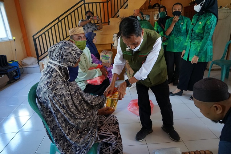 Nelson Pomalingo-Serahkan-Bantuan-sembako-dulohupa.id-