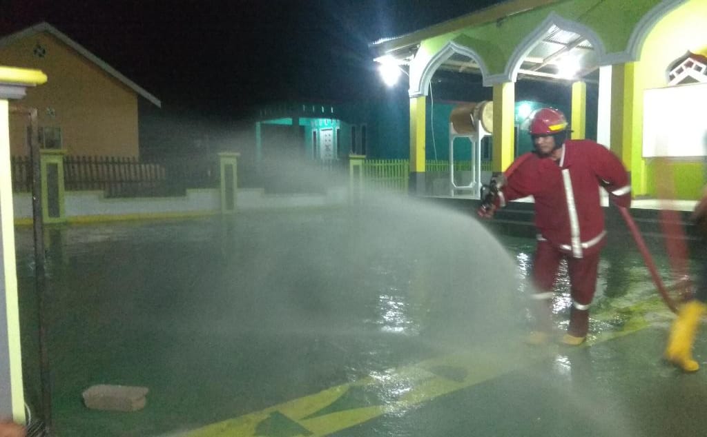 Cegah Penyebaran Covid-19, Pemadam Kebakaran Gelar Penyemprotan Disinfektan