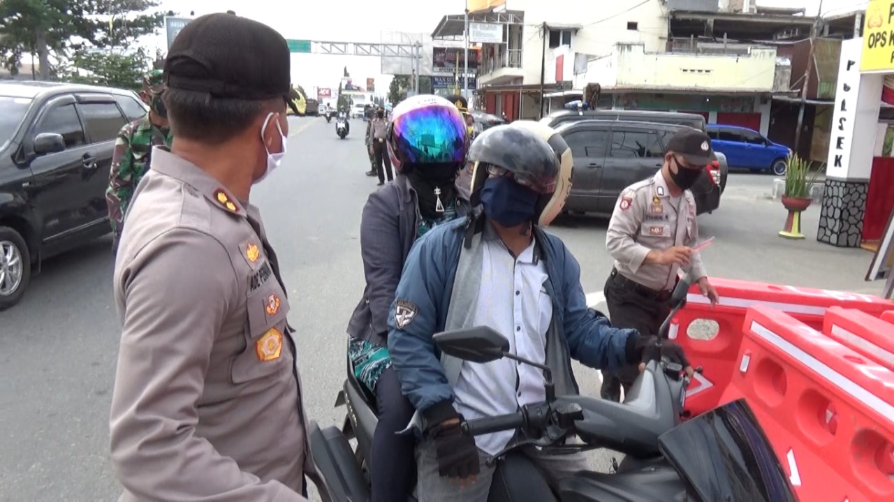 Sosialisasikan PSBB, Polres Gorontalo Turun Di Depan Pos KTL Telaga