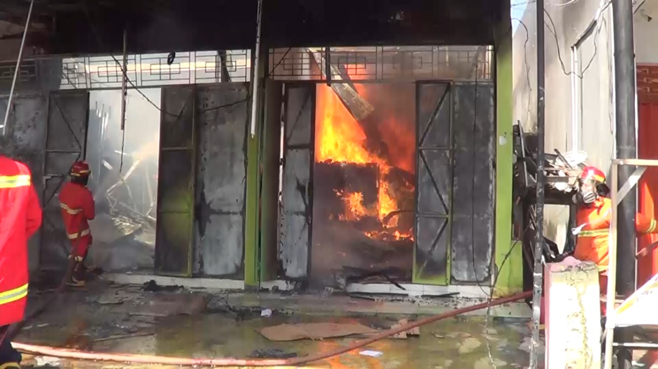 Kebakaran Hebat Hanguskan Sebuah Gudang Furniture di Kota Gorontalo