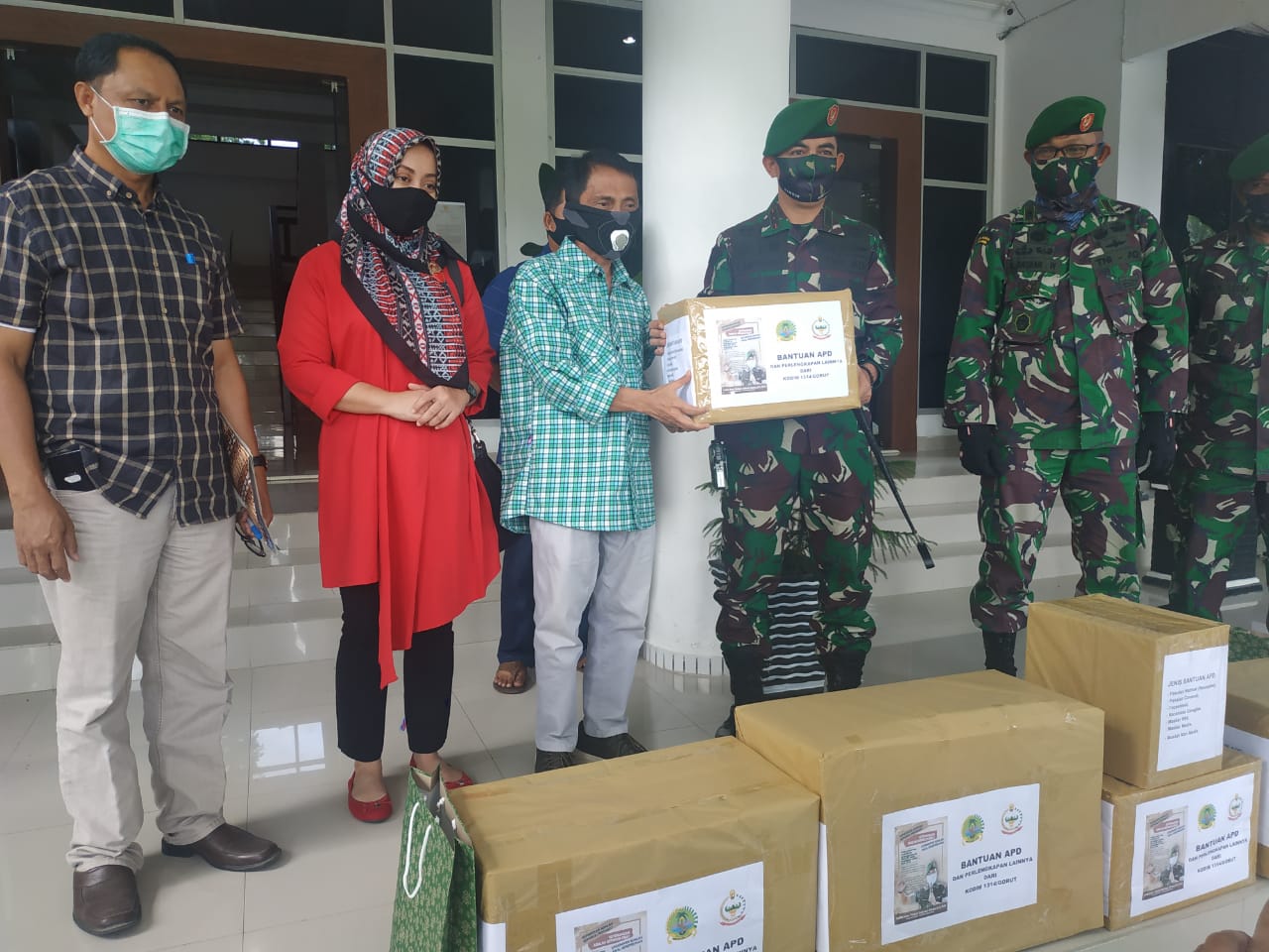 Kodim 1314 Salurkan Bantuan APD untuk Penanganan Covid-19 di Kabupaten Gorontalo