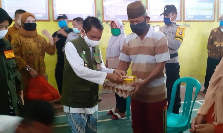 Nelson Turun Langsung Salurkan Bantuan Sembako, Kepada Warga Terdampak Covid-19