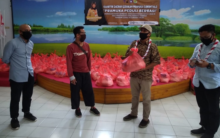 Pramuka Gorontalo Bagikan 500 Paket Sembako Untuk Masyarakat Terdampak Covid-19