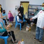 Gubernur-Gorontalo-berikan-bantuan pangan-distabilitas-dan lansia-dulohupa.id-